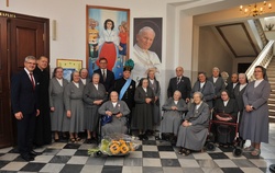 Uroczystość wręczenia Krzyża Wolności i Solidarności Mirosławie Kuźmak.