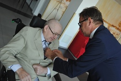 Uroczystość wręczenia Krzyża Wolności i Solidarności Januszowi Kucińskiemu.