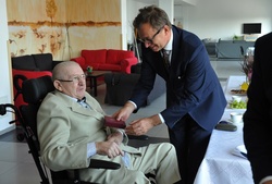 Uroczystość wręczenia Krzyża Wolności i Solidarności Januszowi Kucińskiemu.