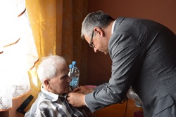 Wręczenie Krzyża Wolności i Solidarności Henrykowi Dworaczykowi.