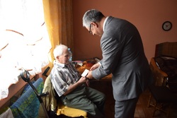 Wręczenie Krzyża Wolności i Solidarności Henrykowi Dworaczykowi.