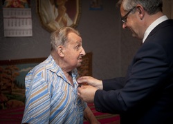 Wręczenie Krzyża Wolności i Solidarności Henrykowi Ptaszkowi w Sułkowicach.