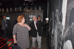 Zwiedzanie ekspozycji stałej Śląskiego Centrum Wolności i Solidarności. Fot. Tomasz Marszałek/ IPN