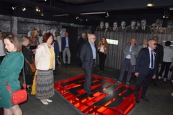 Zwiedzanie ekspozycji stałej Śląskiego Centrum Wolności i Solidarności. Fot. Tomasz Marszałek/ IPN