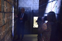 Zwiedzanie ekspozycji stałej Śląskiego Centrum Wolności i Solidarności. Fot. Tomasz Marszałek/ IPN