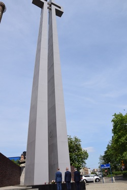 Dr hab. Krzysztof Szwagrzyk, zastępca prezesa IPN z dr. Andrzejem Sznajderem (IPN Katowice) oraz Robertem Ciupą (ŚCWiS) złożyli kwiaty pod Pomnikiem ku czci górników kopalni „Wujek” poległych 16 grudnia 1981 roku. Fot. Tomasz Marszałek/IPN