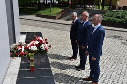 Dr hab. Krzysztof Szwagrzyk, zastępca prezesa IPN z dr. Andrzejem Sznajderem (IPN Katowice) oraz Robertem Ciupą (ŚCWiS) złożyli kwiaty pod Pomnikiem ku czci górników kopalni „Wujek” poległych 16 grudnia 1981 roku. Fot. Monika Kobylańska/IPN