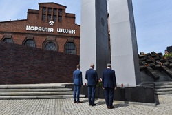 Dr hab. Krzysztof Szwagrzyk, zastępca prezesa IPN z dr. Andrzejem Sznajderem (IPN Katowice) oraz Robertem Ciupą (ŚCWiS) złożyli kwiaty pod Pomnikiem ku czci górników kopalni „Wujek” poległych 16 grudnia 1981 roku. Fot. Monika Kobylańska/IPN
