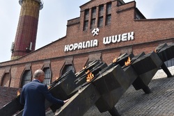 Dr hab. Krzysztof Szwagrzyk, zastępca prezesa IPN z dr. Andrzejem Sznajderem (IPN Katowice) oraz Robertem Ciupą (ŚCWiS) złożyli kwiaty pod Pomnikiem ku czci górników kopalni „Wujek” poległych 16 grudnia 1981 roku. Fot. Monika Kobylańska/IPN