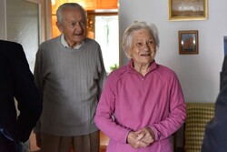 Irena Michałczak odbiera odznaczenie. Fot. Żaneta Wierzgacz (IPN)