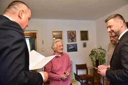 Irena Michałczak odbiera odznaczenie. Fot. Żaneta Wierzgacz (IPN)