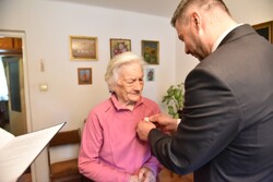 Irena Michałczak odbiera odznaczenie. Fot. Żaneta Wierzgacz (IPN)