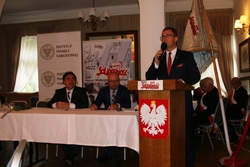 Wystąpienie dr. Dariusza Roguta, dyrektora Oddziału IPN w Łodzi. Za stołem prezydialnym od lewej Jarosław Wilner (przewodniczący Zarządu Regionu NSZZ „Solidarność” Wielkopolska Południowa) i dr Paweł Perzyna (naczelnik Archiwum Oddziału IPN w Łodzi)