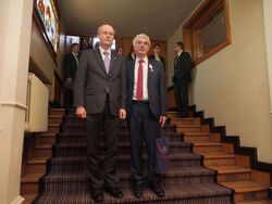 Dr Łukasz Kamiński, prezes IPN (z lewej) oraz Zbigniew Natkański, dyrektor w ŁUW, prezes Oddziału SDP w Łodzi 