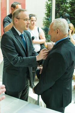 Prezes Instytutu Pamięci Narodowej dr Łukasz Kamiński dokonuje dekoracji Józefa Jarycha Krzyżem Wolności i Solidarności 