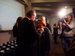 Z rąk dr. hab. Krzysztofa Szwagrzyka, zastępcy prezesa IPN, odznaczenie odbiera Iwona Banach