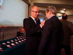 Dr hab. Krzysztof Szwagrzyk dekoruje Konrada Gardę