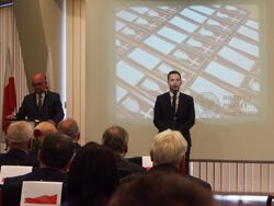 Przy mikrofonie poseł na Sejm RP Waldemar Buda