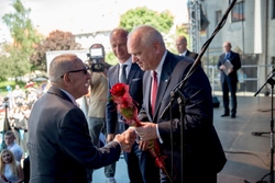 Akt dekoracji. Dekoruje zastępca Prezesa IPN prof. Krzysztof Szwagrzyk i Wojewoda Lubuski Władysław Dajczak. Fot. K. Filmanowicz/Radio Zachód