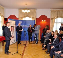 W imieniu odznaczonych przemawia Szymon Łukasiewicz