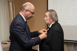 Dr Mateusz Szpytma i Leszek Karcz na uroczystości wręczenia Krzyży Wolności i Solidarności – Rzeszów, 11 października 2024. Fot. Igor Witowicz (IPN)