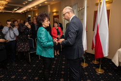 Dr Mateusz Szpytma i Elżbieta Ciemiorek na uroczystości wręczenia Krzyży Wolności i Solidarności – Rzeszów, 11 października 2024. Fot. Igor Witowicz (IPN))