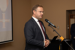 Dr Karol Ożóg, wicemarszałek województwa podkarpackiego na uroczystości wręczenia Krzyży Wolności i Solidarności – Rzeszów, 11 października 2024. Fot. Igor Witowicz (IPN)