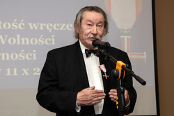Leszek Karcz przemawia na uroczystości wręczenia Krzyży Wolności i Solidarności – Rzeszów, 11 października 2024. Fot. Igor Witowicz (IPN)