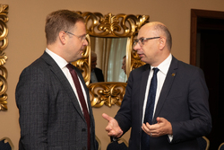 Dr Mateusz Szpytma i dr Karol Ożóg Karol na uroczystości wręczenia Krzyży Wolności i Solidarności – Rzeszów, 11 października 2024. Fot. Igor Witowicz (IPN)