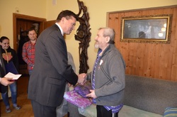 Dr Dariusz Iwaneczko wręczył Krzyż Wolności i Solidarności działaczowi opozycji antykomunistycznej Tadeuszowi Janowi Bednarczykowi. Fot. K. Gajda-Bator.