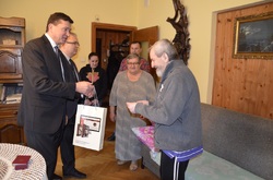 Dr Dariusz Iwaneczko wręczył Krzyż Wolności i Solidarności działaczowi opozycji antykomunistycznej Tadeuszowi Janowi Bednarczykowi. Fot. K. Gajda-Bator.