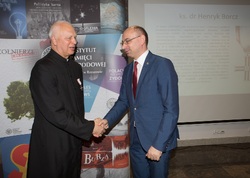 Dr Mateusz Szpytma wiceprezes IPN w imieniu prezydenta RP wręczył odznaczenie państwowe KWiS ks. Henrykowi Mieczysławowi Borczowi.