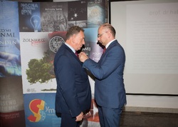 Dr Mateusz Szpytma wiceprezes IPN w imieniu prezydenta RP wręczył odznaczenie państwowe KWiS prof. Janowi Marianowi Drausowi - członkowi Kolegium IPN.Dr Mateusz Szpytma