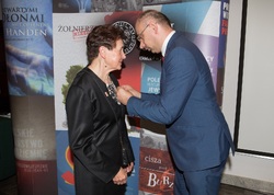 Dr Mateusz Szpytma wiceprezes IPN w imieniu prezydenta RP wręczył odznaczenie państwowe KWiS pani Barbarze Frączek.