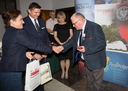 Dr Mateusz Szpytma wiceprezes IPN w imieniu prezydenta RP wręczył odznaczenie państwowe KWiS panu Adamowi Januszowi Jurczykowi.