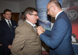 Dr Mateusz Szpytma wiceprezes IPN w imieniu prezydenta RP wręczył odznaczenie państwowe KWiS panu Ryszardowi Karpińskiemu.