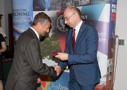 Dr Mateusz Szpytma wiceprezes IPN w imieniu prezydenta RP wręczył odznaczenie państwowe KWiS panu Marianowi Jerzemu Kuncowi.