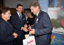 Dr Mateusz Szpytma wiceprezes IPN w imieniu prezydenta RP wręczył odznaczenie państwowe KWiS panu Krzysztofowi Janowi Mrukowi.