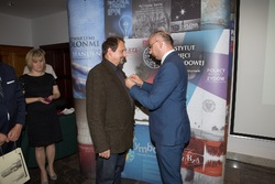 Dr Mateusz Szpytma wiceprezes IPN w imieniu prezydenta RP wręczył odznaczenie państwowe KWiS panu Jackowi Adamowi Stępniowi.