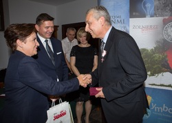 Dr Mateusz Szpytma wiceprezes IPN w imieniu prezydenta RP wręczył odznaczenie państwowe KWiS panu Zbigniewowi Strączkowi.