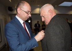 Dr Mateusz Szpytma wiceprezes IPN w imieniu prezydenta RP wręczył odznaczenie państwowe KWiS panu Józefowi Andrzejowi Szylerowi.