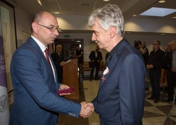 Dr Mateusz Szpytma wiceprezes IPN w imieniu prezydenta RP wręczył odznaczenie państwowe KWiS panu Tadeuszowi Maciejowi Ulmie.