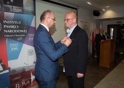 Dr Mateusz Szpytma wiceprezes IPN w imieniu prezydenta RP wręczył odznaczenie państwowe KWiS panu Marianowi Witalisowi.