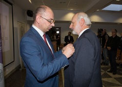 Dr Mateusz Szpytma wiceprezes IPN w imieniu prezydenta RP wręczył odznaczenie państwowe KWiS panu Józefowi Wróblowi.