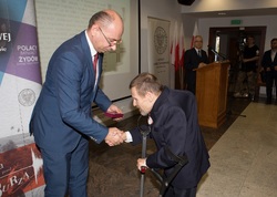 Dr Mateusz Szpytma wiceprezes IPN w imieniu prezydenta RP wręczył odznaczenie państwowe KWiS panu Marianowi Zimie.