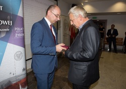 Dr Mateusz Szptyma wiceprezes IPN w imieniu prezydenta RP wręczył odznaczenie państwowe KWiS pośmiertnie panu Włodzimierzowi Piotrowi Potyrała, odznaczenie odebrał syn pan Kazimierz Potyrała.