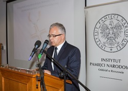 Uroczystość wręczenia Krzyży Wolności i Solidarności poprowadził Dariusz Byszuk - naczelnik Oddziałowego Archiwum IPN w Rzeszowie.