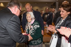 Krasoń Katarzyna odznaczona KWiS przez wiceprezesa IPN Jana Bastera.