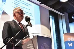 Dr hab. Karol Polejowski, wiceprezes IPN, podczas uroczystości wręczenia Krzyży Wolności i Solidarności działaczom opozycji antykomunistycznej z lat 1956–1989 – Szczecin, 4 maja 2022. Fot. Marcin Manowski (IPN)