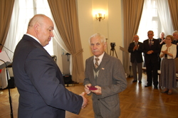 Kazimierz Michalczyk odznaczenie odbiera ojciec Marian Michalczyk